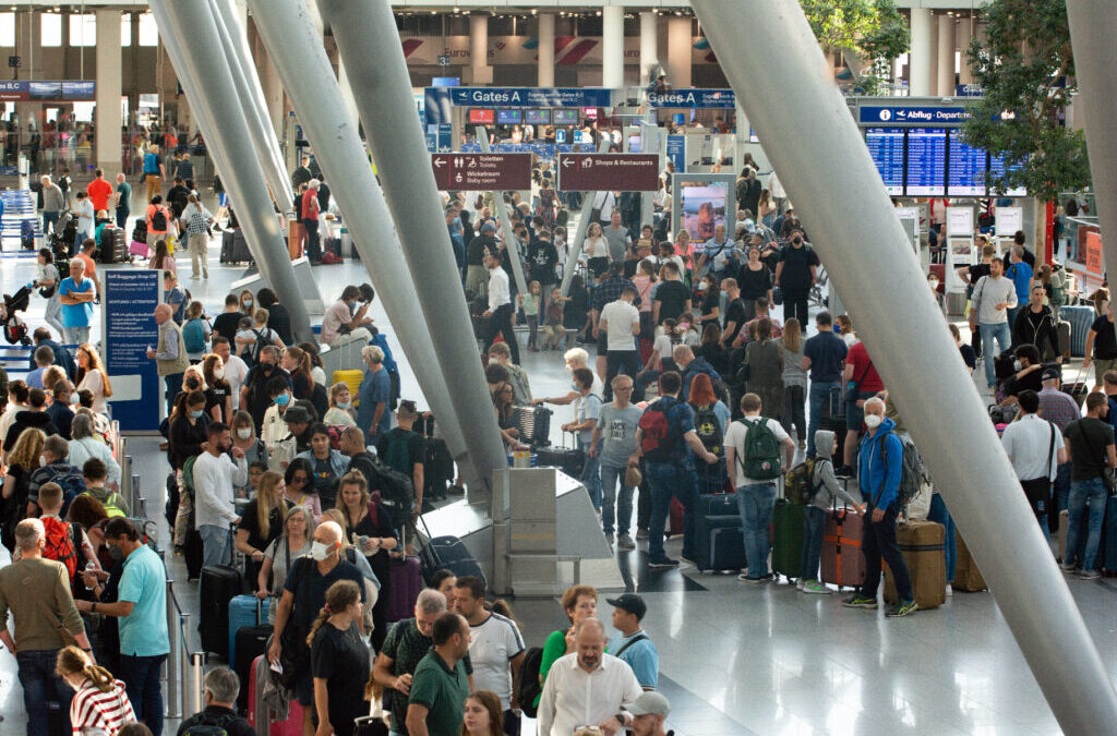 Biztosan mindenki találkozott az utóbbi időkben uralkodó káosszal a reptereken, itt az oka!
